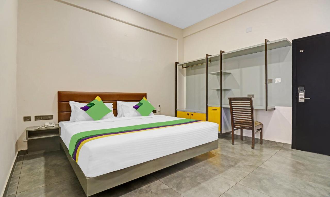 Treebo Grand Vistara Airport Suites Kochi ภายนอก รูปภาพ