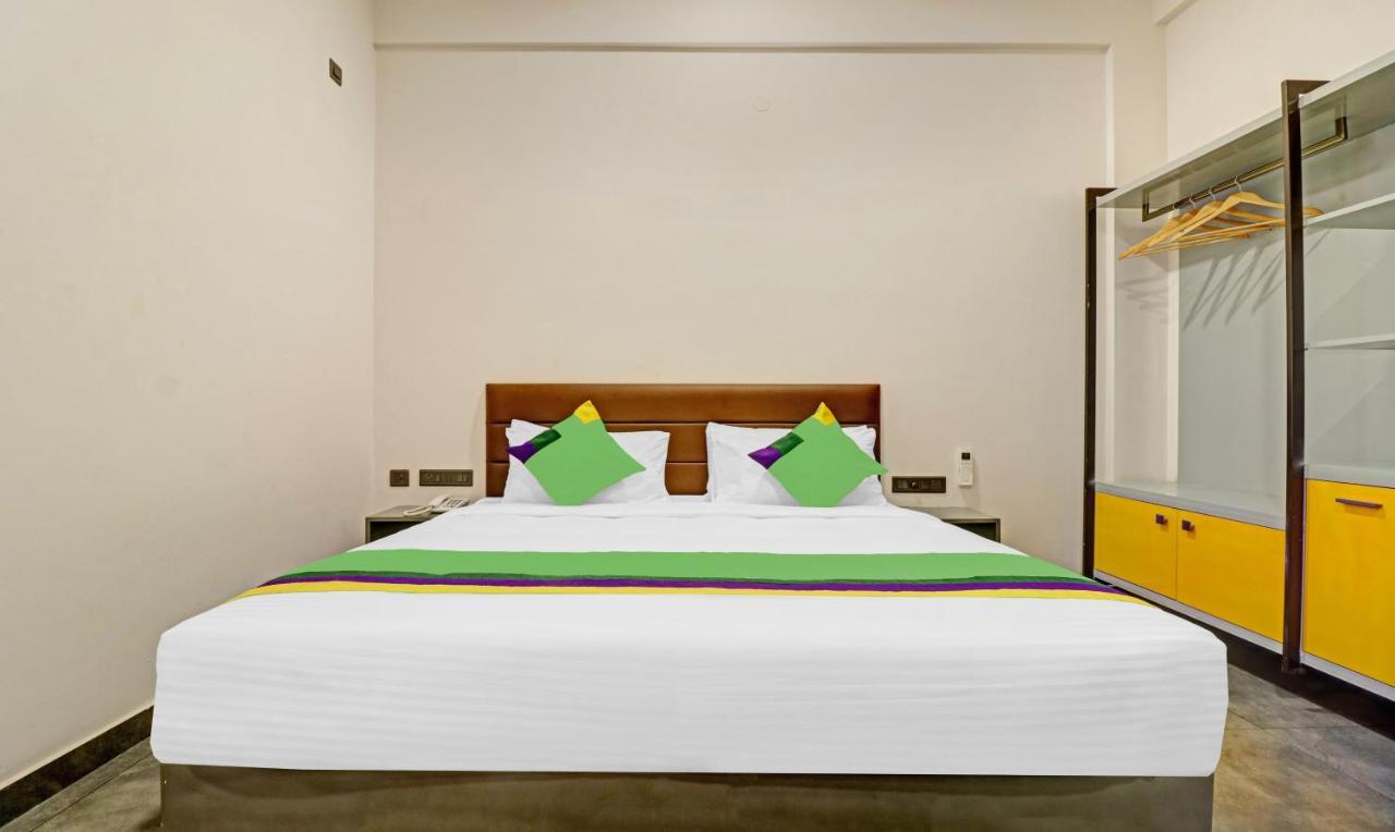 Treebo Grand Vistara Airport Suites Kochi ภายนอก รูปภาพ