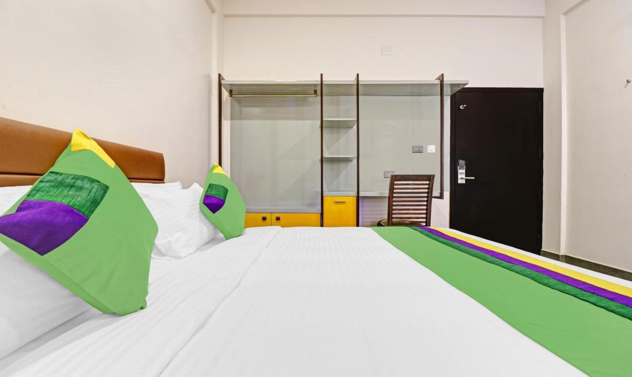 Treebo Grand Vistara Airport Suites Kochi ภายนอก รูปภาพ