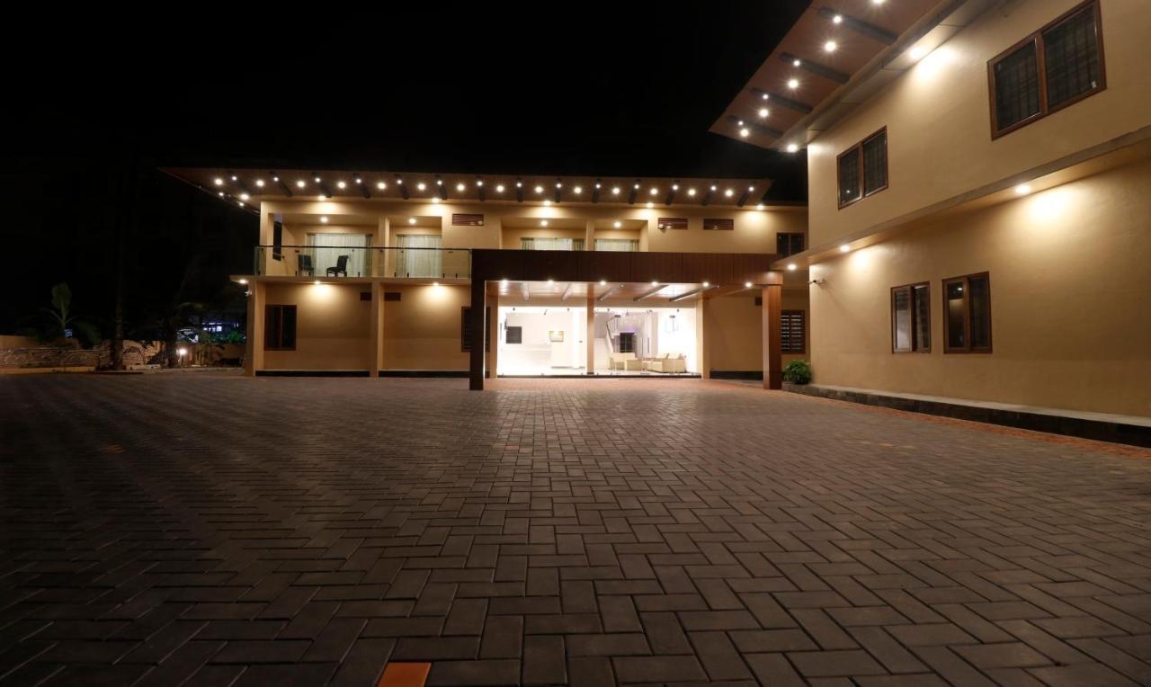 Treebo Grand Vistara Airport Suites Kochi ภายนอก รูปภาพ